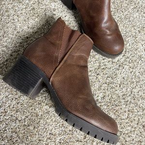 BROWN HEELED BOOTS
